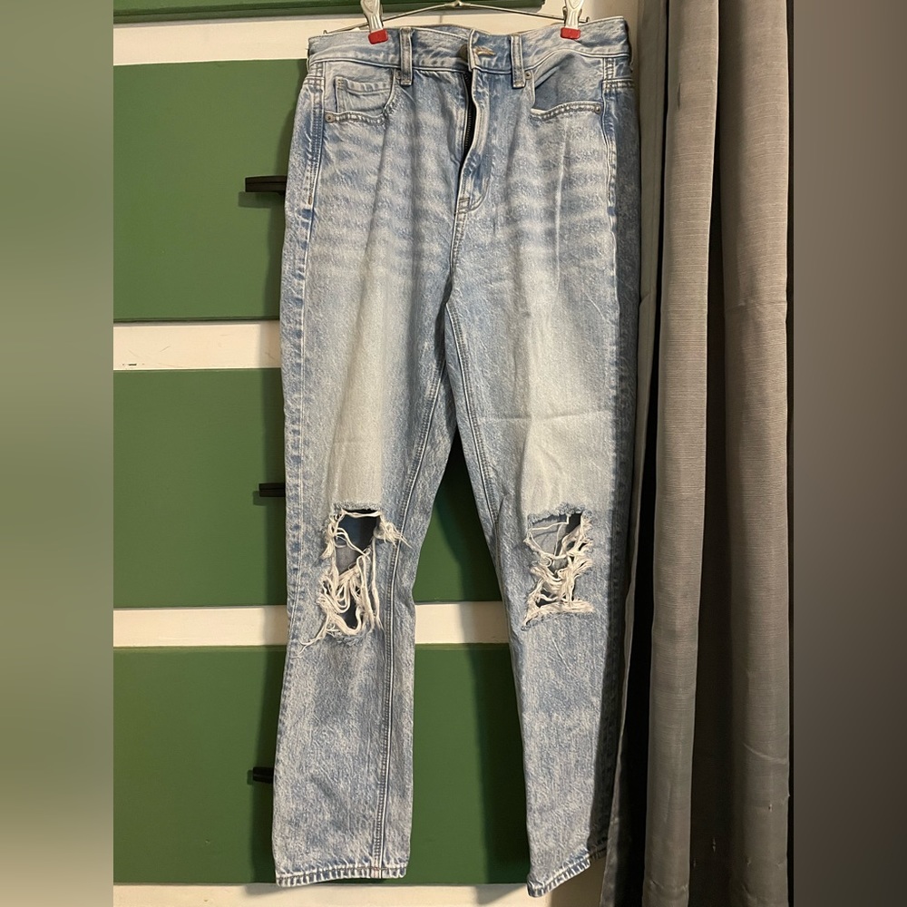 American Eagle Mom Jeans | Distressed | Size 4